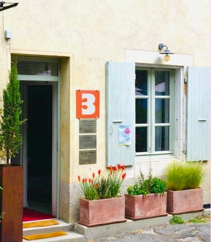 Entrée du 3 place du Champ de Mars à Mirmande